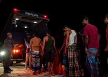 SERAMAI 232 PATI ditahan dalam Op Sapu oleh Jabatan Imigresen di sebuah tapak pembinaan perumahan di Tiang Dua, Melaka. - UTUSAN/SYAFEEQ AHMAD