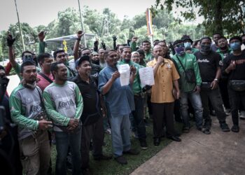 MOHD. Ali Nafiah menyerahkan memorandum bantahan tuntutan kepada Kementerian Pengangkutan di Putrajaya. - UTUSAN/FAIZ ALIF ZUBIR