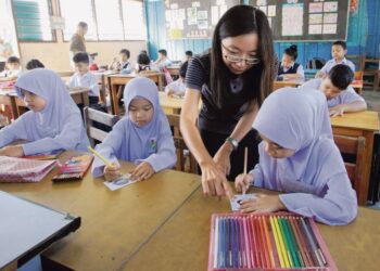 SEMAKIN ramai ibu bapa melayu  memilih untuk menghantar anak ke sekolah jenis kebangsaan (SJK) Cina.
