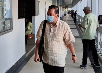 DICKY Rahmat Abdullah hadir di Mahkamah Sesyen Kuala Lumpur bagi menghadapi pertuduhan memindahkan RM40,000 wang haram. UTUSAN/NORLIZAH ABAS
