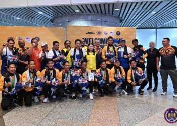 HANNAH Yeoh bergambar bersama skuad hoki 5s negara yang muncul naib juara Piala Dunia 5s di KLIA, Sepang, kelmarin.