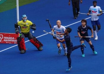 PEMAIN TNB Thunderbolts, Disairul Fazrien Muhammad Nazrien mengasak kubu JM Antsbees pada perlawanan Liga Hoki Malaysia (MHL) 2024 di Stadium Hoki Nasional Bukit Jalil, semalam. TNB Thunderbolts berpesta gol membelasah JM Antsbees 8-2.  – UTUSAN/FARIZ RUSADIO