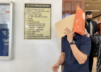 MOHD. Fazli Azizan menghadapi 12 pertuduhan rasuah keluar dari Mahkamah Sesyen Alor Setar di Kompleks Mahkamah Alor Setar.