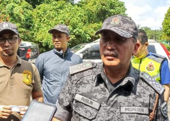 RUSLIN Jusoh pada sidang akhbar di Depot Imigresen Sementara Bidor, Tapah hari ini. - UTUSAN