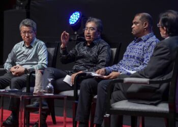 JOHARI Ghani ketika bercakap dalam Diskusi Madani KEB 2024 di Putrajaya. - UTUSAN/FAISOL MUSTAFA