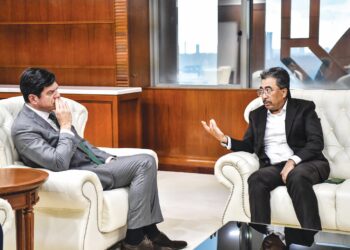 JOHARI Abdul Ghani ketika mengadakan perbincangan dengan Michalis Rokas berhubung kemasukan produk kelapa sawit Malaysia ke Eropah di Kementerian Perladangan dan Komoditi di Putrajaya, semalam.