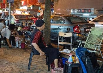 BEBERAPA warga asing menawarkan khidmat urutan di Jalan Siu Chin, Johor Bahru.