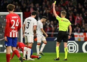 PENGADIl perlawanan bola sepak Piala FA England akan mula menggunakan kad biru mulai tahun hadapan. - AFP
