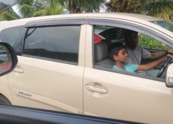 GAMBAR tular di media sosial memaparkan seorang lelaki membenarkan remaja bawah umur memandu kereta di Taman Daya, Johor Bahru.