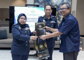 NORLELA Ismail (kiri) menyampaikan sijil penghargaan kepada petugas media pada Majlis Ramah Mesra Pengurusan Tertinggi JKDM Zon Tengah bersama Media di Hotel Sama-Sama, Sepang. - UTUSAN/FAISOL MUSTAFA