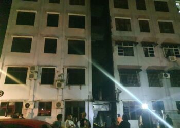 RANGKA motosikal yang hangus akibat kebakaran di rumah pangsa empat tingkat di Taman Pontian Utama, di Pontian, Johor.