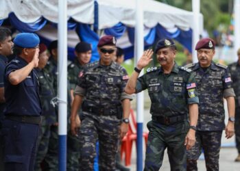RAZARUDIN Husain (dua dari kanan) pada Majlis Penutupan Ujian Mara Lasak KDNKA PDRM 2024 di Markas Briged Utara PGA Ulu Kinta di Ipoh hari ini. - UTUSAN/MUHAMAD NAZREEN SYAH MUSTHAFA