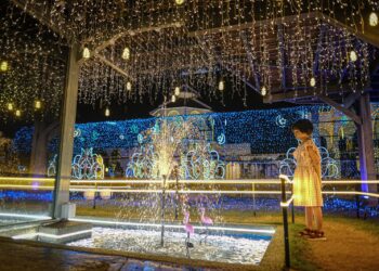 FESTIVAL pencahayaan edisi khas, Festival Lentera: Sisiran Tasik Putrajaya 2024 dibuka mulai malam ini hingga 3 Mac depan. - UTUSAN/FAIZ ALIF ZUBIR