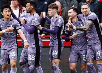 DARWIN Nunez (kiri) meraikan jaringan bersama rakan sepasukannya ketika membantu Liverpool menang ke atas Brentford dalam aksi Liga Perdana Inggeris.-AFP