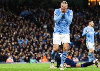PEMAIn Manchester City, Erling Haaland menutup mukanya selepas terlepas menjaringkan gol dalam pertemuan Liga Perdana Inggeris menentang Chelsea di Etihad, semalam. - AFP
