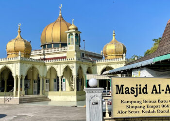 Ciri-ciri seni bina dari Acheh kerana diinspirasikan daripada Masjid negeri, Masjid Zahir.