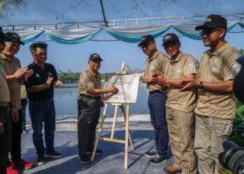 SAARANI Mohamad menandatangani plak perasmian Escape Ipoh di Tanjung Tualang dekat Batu Gajah hari ini. - UTUSAN/ZULFACHRI ZULKIFLI