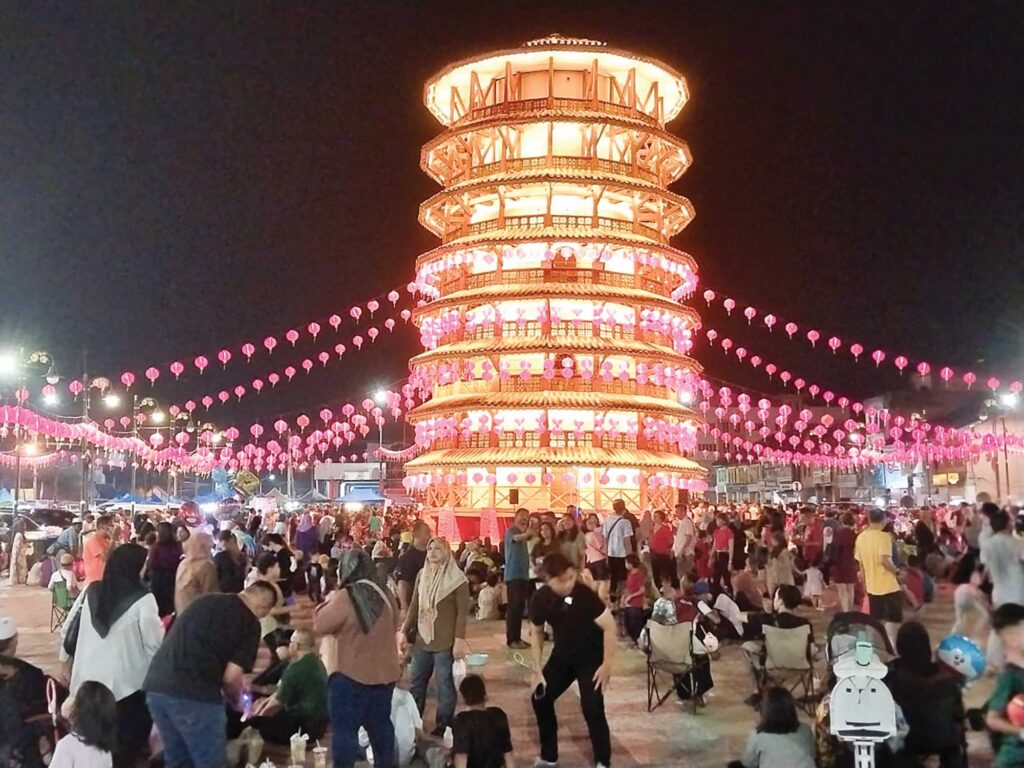 Ribuan pelancong penuhi Dataran Menara Condong
