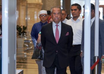 MUHYIDDIN Yassin hadir di Mahkamah Rayuan Putrajaya bagi mengikuti rayuan pendakwaan terhadap pembebasannya daripada empat pertuduhan salah guna kedudukan. UTUSAN/FAISOL MUSTAFA