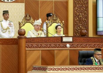 SULTAN Nazrin Muizzuddin Shah bertitah pada  Istiadat Pembukaan Rasmi Tahun Kedua Dewan Negeri Perak Ke-15 di Bangunan Perak Darul Ridzuan di Ipoh hari ini. - UTUSAN/MUHAMAD NAZREEN SYAH MUSTHAFA