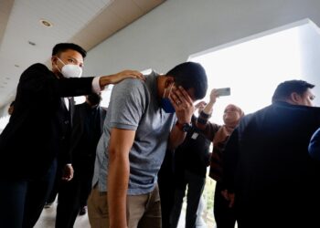 KHAIRUL Anuar Mat Sidek ketika dibawa ke Mahkamah Sesyen Kuala Lupur,  hari ini. - UTUSAN/SHIEDIQQIN ZON