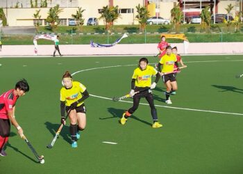 KETUA pasukan Negeri Sembilan, Fazillah Sylvester Silin (jersi merah) cuba mengatasi pemain Liaoning Women's Hockey Team (jersi kuning) dalam perlawanan Liga Hoki Malaysia TNB 2024 di Stadium Hoki Seremban 2 dekat Seremban petang tadi.-UTUSAN/NAZARUDIN SHAHARI