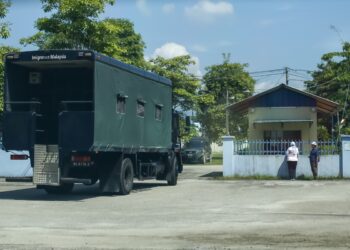 KEADAAN di hadapan Depoh Sementara Imigresen Bidor hari ini selepas kejadian  pendatang asing tanpa izin (PATI) etnik Rohingya  melarikan diri semalam. - UTUSAN/MUHAMAD NAZREEN SYAH MUSTHAFA