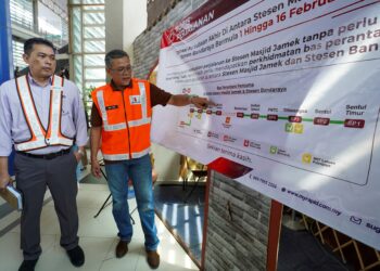 Nor Azmi Mohd Nor (kanan) pada sidang akhbar mengenai operasi percubaan akhir perkhidmatan LRT ke Masjid Jamek di Stesen Hang Tuah. UTUSAN/SHIDDIEQIIN ZON