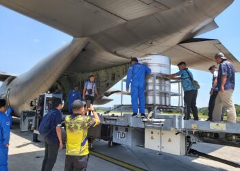 OPERASI pembenihan awan dilaksanakan menggunakan pesawat C-130 Hercules milik TUDM yang berlepas di Pangkalan Udara TUDM, Subang. - MetMalaysia