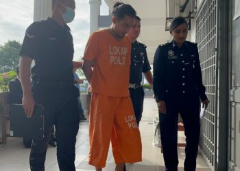 TERTUDUH Mohammad Zakaria Mohd Razali mengaku tidak bersalah atas pertuduan menyebabkan kecederaan parah ke atas seorang warga emas di Mahkamah Majistret Sepang, Selangor. - UTUSAN/KAMARIAH KHALIDI