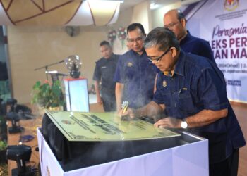 AARON Ago Dagang (kanan) menurunkan tandangan sebagai simbolik perasmian Kompleks Perpaduan Jajahan Machang, Kelantan-UTUSAN/KAMARUL BISMI KAMARUZAMAN
