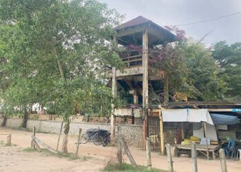 MENARA tinjau di Pantai Cherating, Kuantan, Pahang yang terbiar dan tidak diselenggarakan sejak lebih tujuh tahun lalu. – UTUSAN/NORHAFIZAN ZULKIFLI