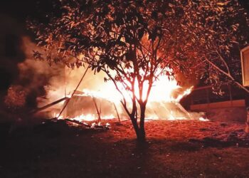 TANGKAP layar memaparkan kebakaran yang melibatkan bilik tayangan Sekolah Kebangsaan Senderut, Uku Jelai, Lipis, Pahang, semalam. - IHSAN PENDUDUK ORANG ASLI KAMPUNG SENDERUT