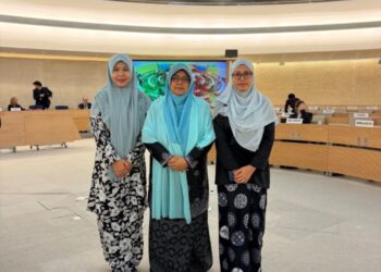 PENULIS (kanan) ketika pembentangan laporan negara dalam sesi mesyuarat ke-45 proses Semakan Berkala Sejagat (UPR) untuk pusingan keempat di Geneva.