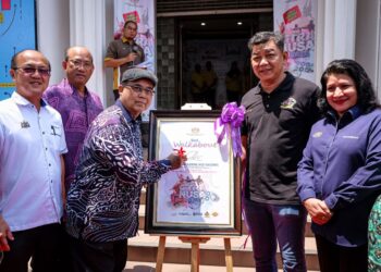 AARON Ago Dagang menurunkan tandatangan semasa mengadakan sesi jelajah mesra sempena Citra Nusa@Melaka di Bastion House, Banda Hilir, Melaka. - UTUSAN/SYAFEEQ AHMAD