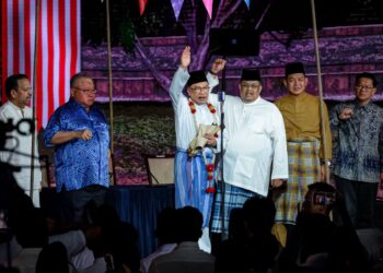 ANWAR Ibrahim hadir ke Sambutan Hari Ulang Tahun Pengisytiharan Tarikh Kemerdekaan Persekutuan Tanah Melayu Ke-68 bersama Ab. Rauf Yusoh di Memorial Pengisytiharan Kemerdekaan, Banda Hilir, Melaka. - UTUSAN/SYAFEEQ AHMAD