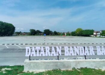 DATARAN Bandar Baru Kampar yang menempatkan bazar Ramadan yang membolehkan pengunjung dan peniaga berbuka puasa secara santai selain menunaikan solat. - UTUSAN/MEGAT LUTFI MEGAT RAHIM
