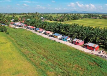 DERETAN rumah yang dikatakan disewa oleh etnik Rohingya di sebuah kawasan di Bagan Serai, Perak. - UTUSAN/WAT KAMAL ABAS