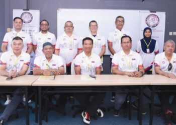 RAZLAN Razali (duduk depan, tengah) dilantik sebagai Persatuan Berbasikal Kuala Lumpur (PBKL) bagi tempoh dua penggal sehingga 2026. – IHSAN PBKL