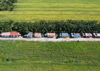 DERETAN rumah yang dikatakan disewa oleh etnik Rohingya di sebuah kawasan di Bagan Serai, Perak. - UTUSAN/WAT KAMAL ABAS