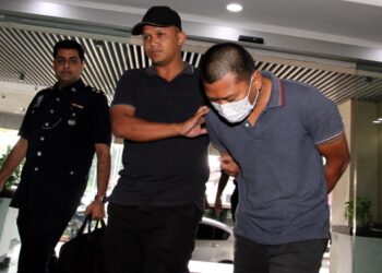 MOHD. Sufian Wahab didakwa di dua Mahkamah Sesyen Ipoh hari ini atas 20 pertuduhan melakukan rompakan bersenjatakan pisau dan mendatangkan kecederaan di bank dan farmasi di daerah ini sejak 2022 hingga 2023. - UTUSAN