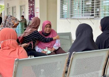 RUZITA Zulkifli (tengah) ditenangkan oleh ahli keluarga ketika hadir ke Jabatan Forensik, Hospital Sultanah Bahiyah, Alor Setar, hari ini. -UTUSAN/JAMLIAH ABDULLAH