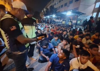 SEBAHAGIAN besar warga asing yang ditahan dalam serbuan dekat Pangsapuri Aman Perdana di Klang, Selangor. – UTUSAN/ISKANDAR SHAH MOHAMED