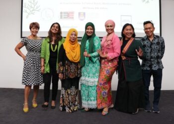 KALPANA Singh (dua, kiri) bergambar bersama panel dan tenaga pengajar The International Sewing School dalam satu seminar kemampanan fesyen di Universiti Teknologi Mara (UiTM), Shah Alam, Selangor.
