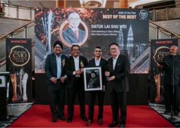LAI Shu Wei (kanan) menerima anugerah CMO of the Year - Best of the Best di Malaysian CMO Awards 2023 baru-baru ini.