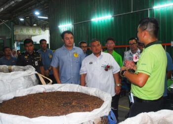 Rais Yasin diberi penerangan tentang  proses sisa makanan dijadikan baja organik selepas merasmikan Pelancaran DTRC ArusV di Taman Perindustrian Taman Tasik, Ayer Keroh, Melaka. UTUSAN/AMRAN MULUP