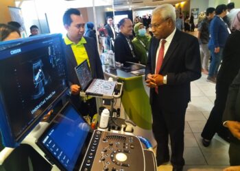 A. SIVANESAN melawat pameran teknologi perubatan dan kesihatan pada Simposium Rawatan Kritikal Kecemasan Kebangsaan (NECCS) di Ipoh hari ini. - UTUSAN