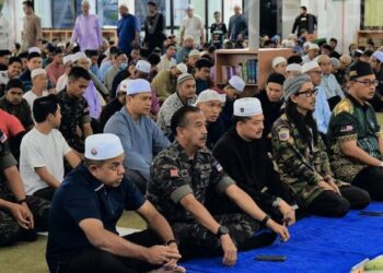 RAZARUDIN Husain (duduk depan, dua dari kiri) bersama Ayob Khan Mydin Pitchay (duduk depan, kiri) ketika hadir dalam Kempen ‘Geng Subuh Macam Jumaat' anjuran PDRM di Masjid Bukit Aman, Kuala Lumpur, hari ini. - IHSAN PDRM