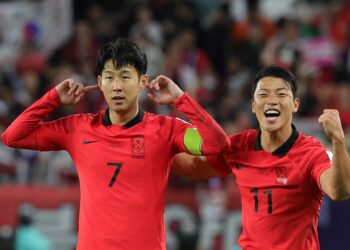 KAPTEN Korea Selatan Son Heung Min (kiri) meraikan jaringan kemenangan bersama Hwang Hee-chan ketika berdepan Australia di suku akhir Piala Asia 2023.-AFP