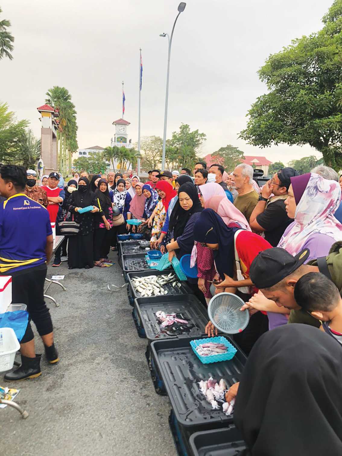 Pasar Tani Pontian diserbu, 300 kg ikan kembung percuma